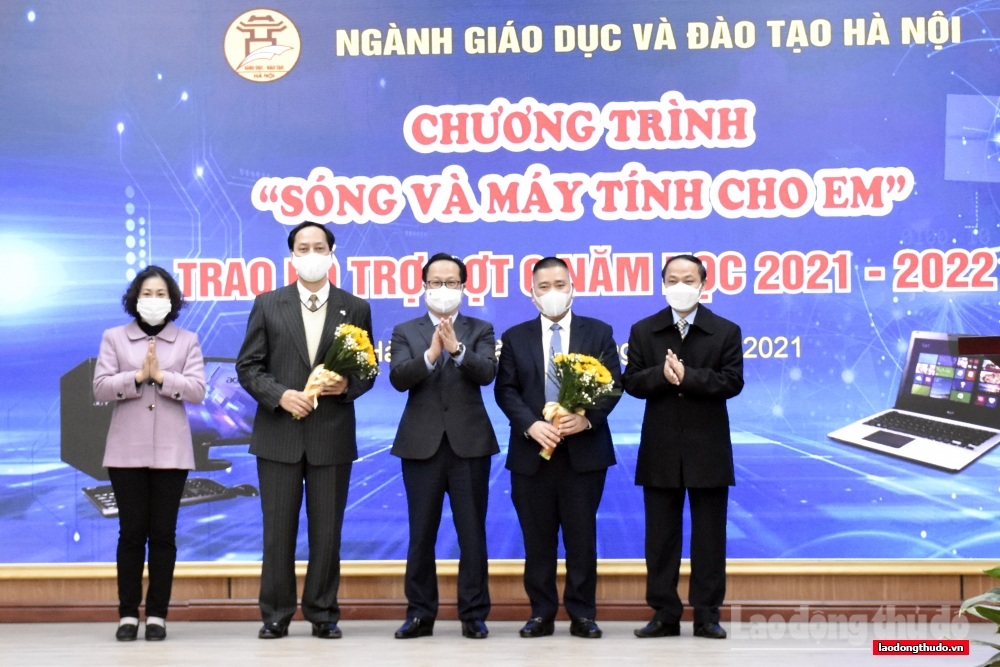 Trao hỗ trợ đợt 6 chương trình “Sóng và máy tính cho em”