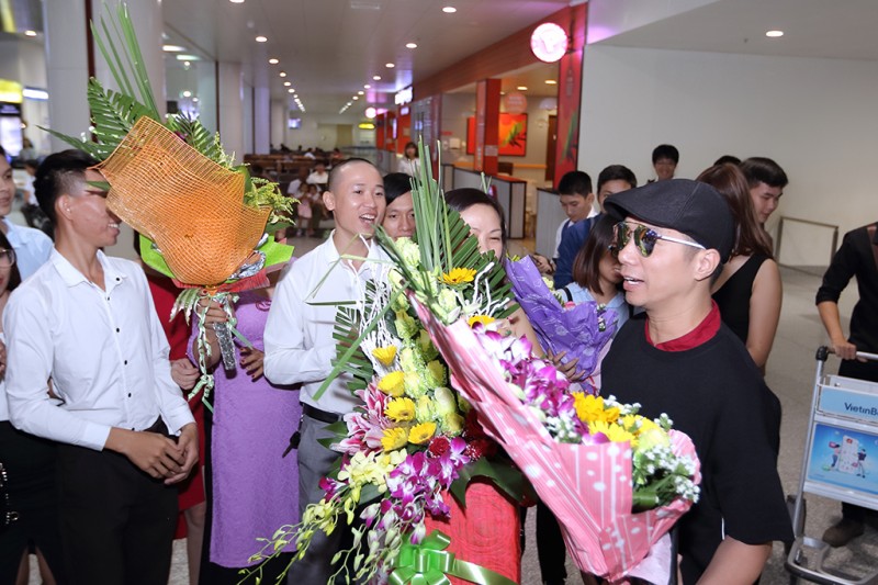 nha thiet ke ao dai dat vang duoc chao don sau thanh cong o my