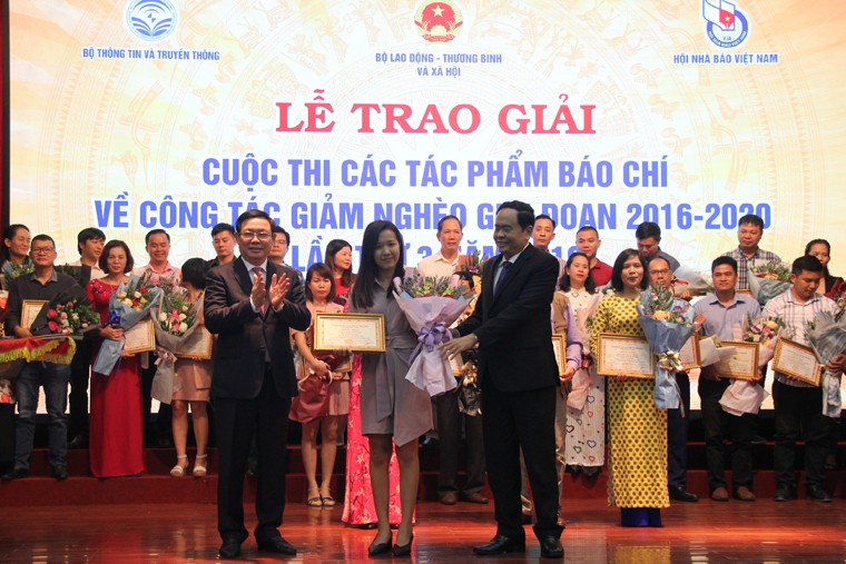 Trao giải Cuộc thi viết về công tác giảm nghèo lần III năm 2019