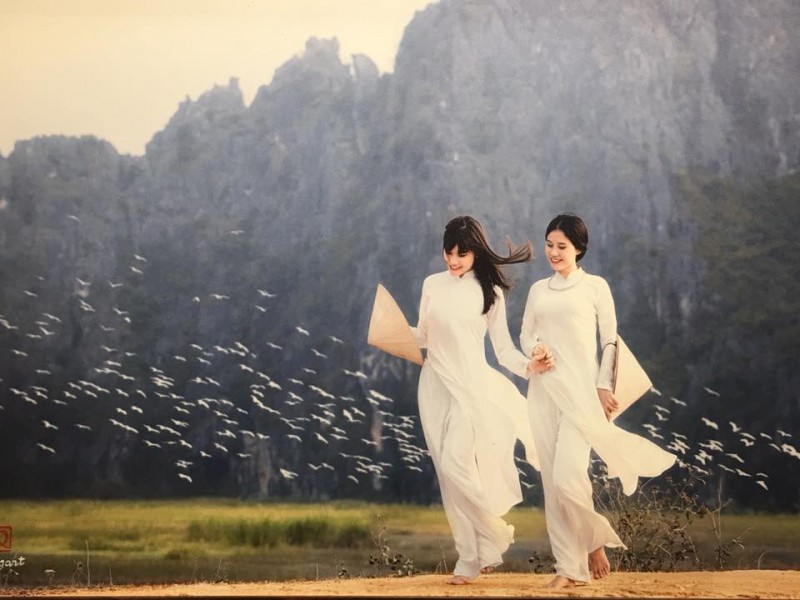 ve dep phu nu viet qua ta ao dai trong vuon xua