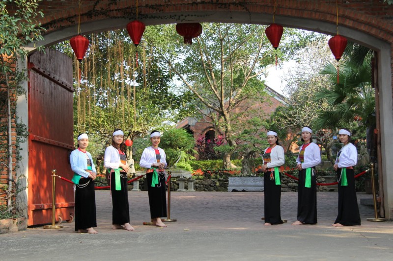 hap dan trai nghiem an tet voi nguoi muong o ba vi