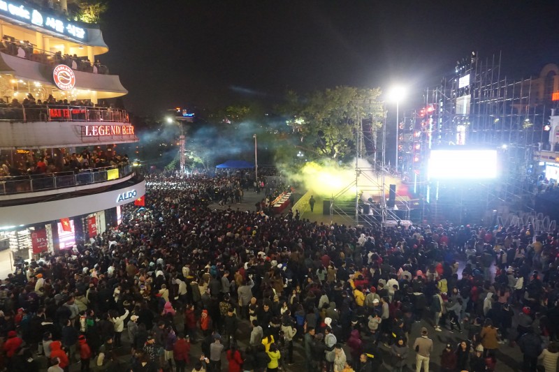 hang ngan nguoi dan ha noi cung dem nguoc chao don nam moi