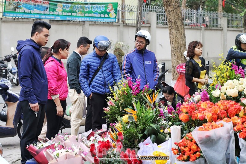 Thị trường 8/3: Hoa hồng tăng giá kỷ lục, quà tặng khuyến mại hút khách