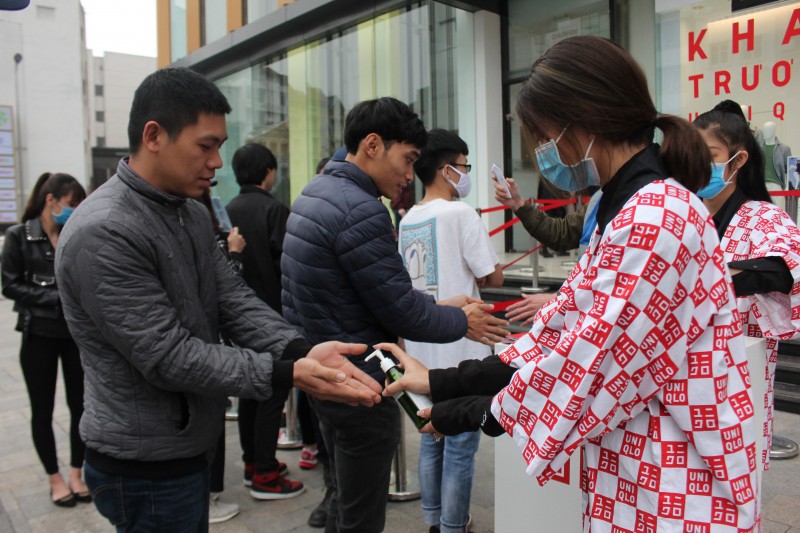 nguo i dan ha no i xe p ha ng da i cho mua sam o cua hang uniqlo dau tien tai ha noi