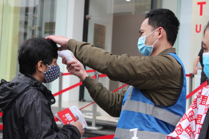 nguo i dan ha no i xe p ha ng da i cho mua sam o cua hang uniqlo dau tien tai ha noi