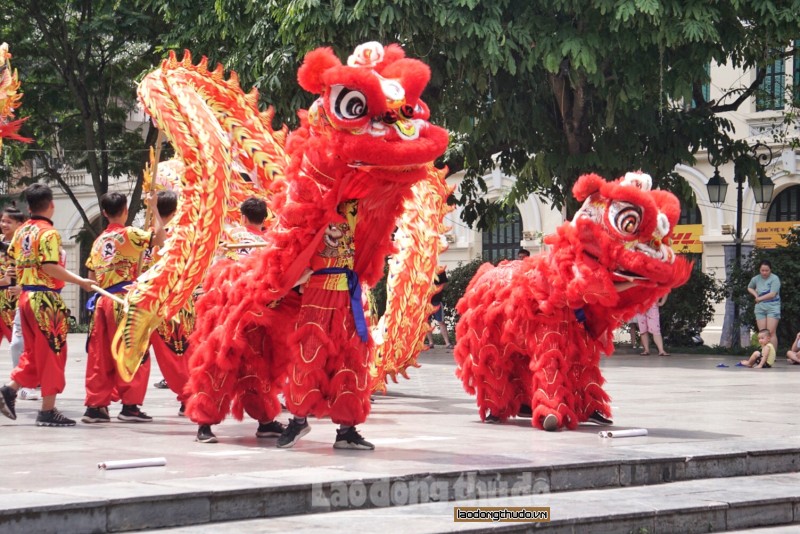 da c sa c mua rong tai pho di bo khu vuc ho hoan kiem