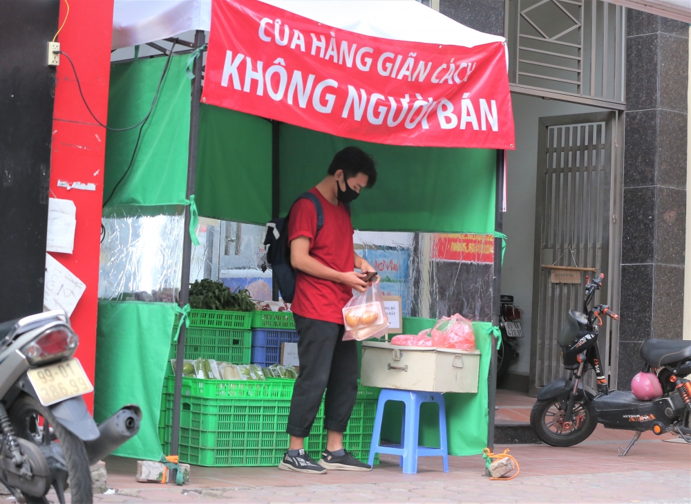 Hà Nội xuất hiện các cửa hàng giãn cách không người bán, đồng giá 10.000 đồng