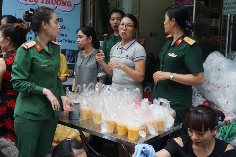 nguoi dan chen chuc nhan qua cuu tro sau chay lon o de la thanh