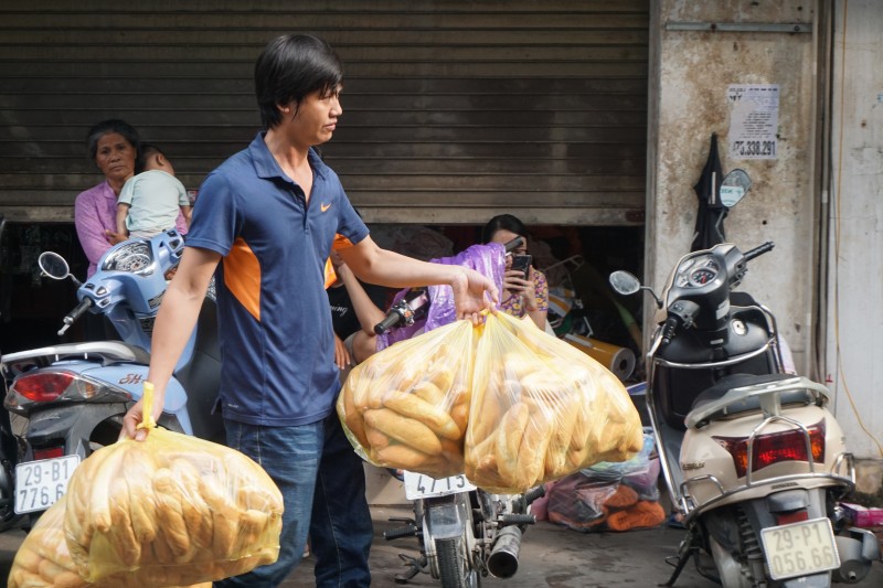 nguoi dan chen chuc nhan qua cuu tro sau chay lon o de la thanh