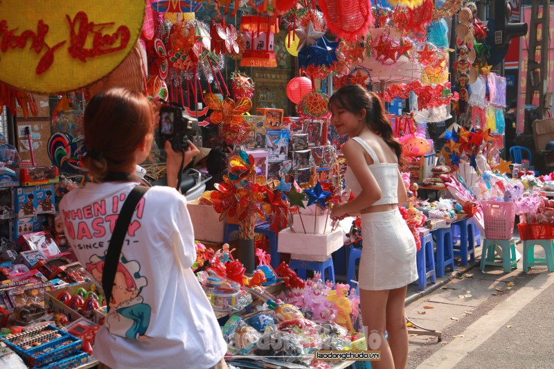 Tiểu thương phố Hàng Mã đồng loạt treo biển "Cấm chụp ảnh"