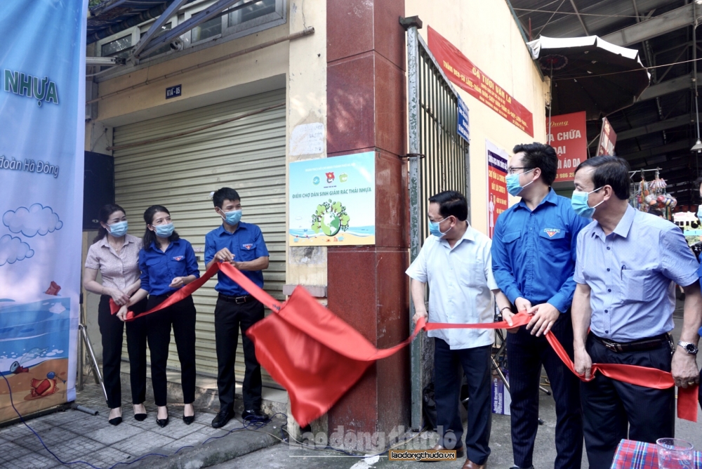 Người dân Hà Nội hào hứng đến chợ nhận làn, túi thân thiện môi trường