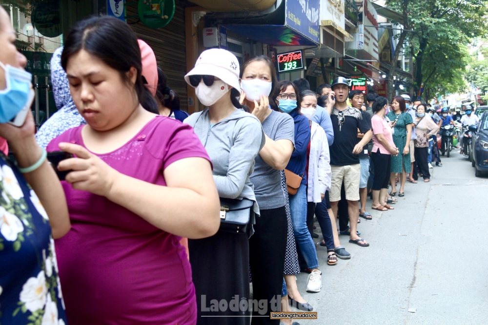 Người dân xếp hàng dài chờ mua bánh Trung thu truyền thống