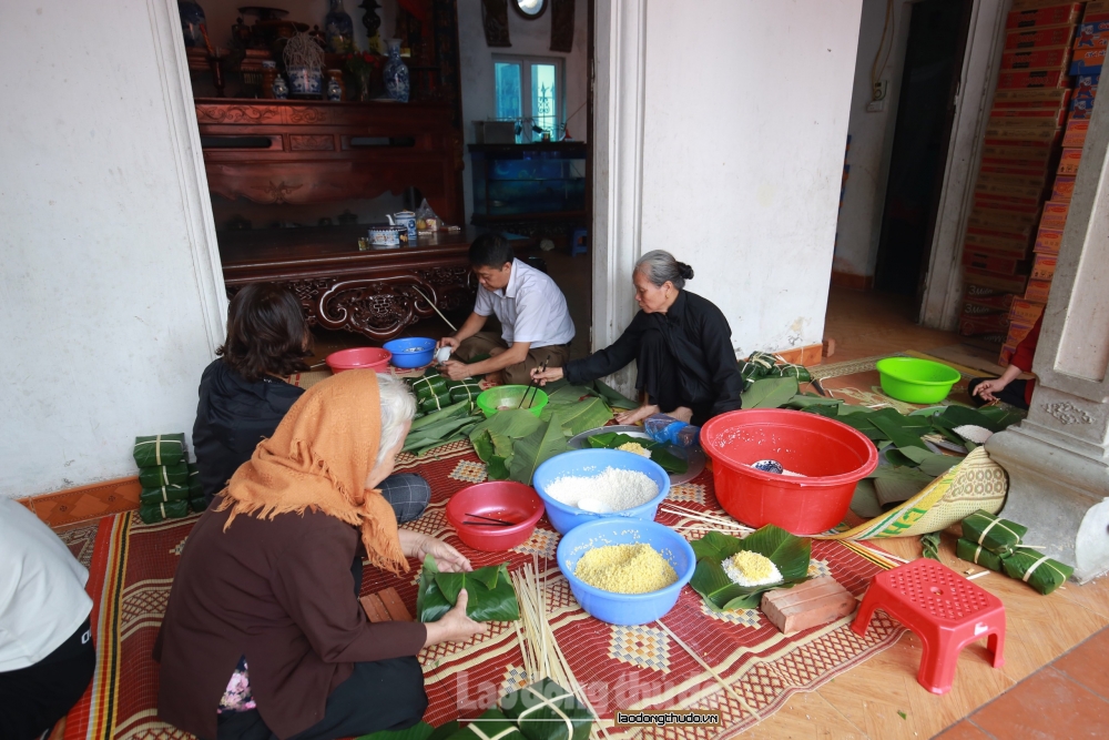 Người dân Thủ đô thâu đêm nấu bánh chưng gửi đồng bào bị thiên tai