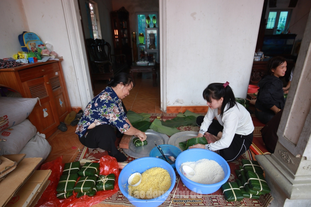 Người dân Thủ đô thâu đêm nấu bánh chưng gửi đồng bào bị thiên tai