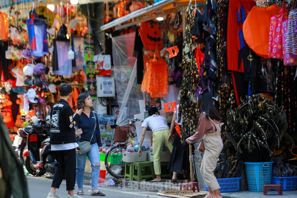 Phố đồ chơi lớn nhất Hà Nội nhộn nhịp mùa lễ hội Halloween