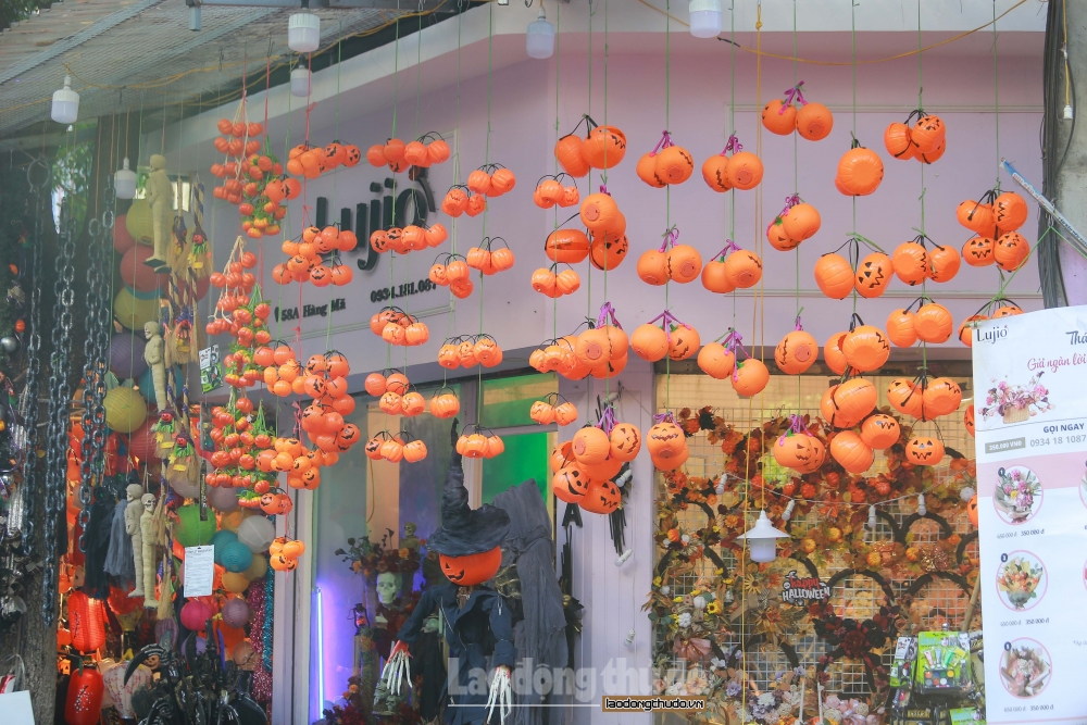 Phố đồ chơi lớn nhất Hà Nội nhộn nhịp mùa lễ hội Halloween