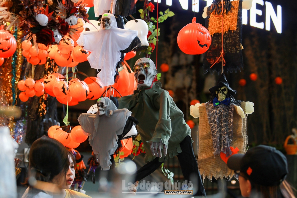 Phố đồ chơi lớn nhất Hà Nội nhộn nhịp mùa lễ hội Halloween