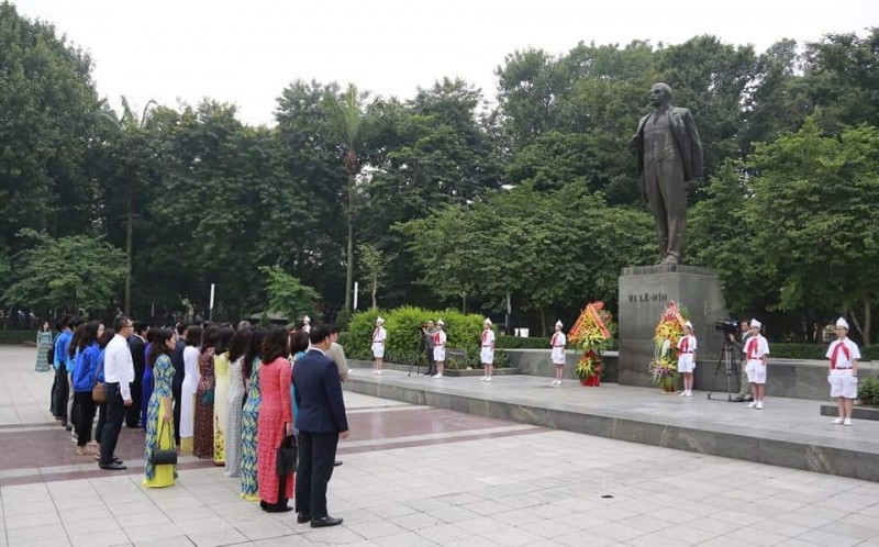 Lãnh đạo thành phố Hà Nội đặt hoa tưởng niệm tại Tượng đài V.I.Lê-nin