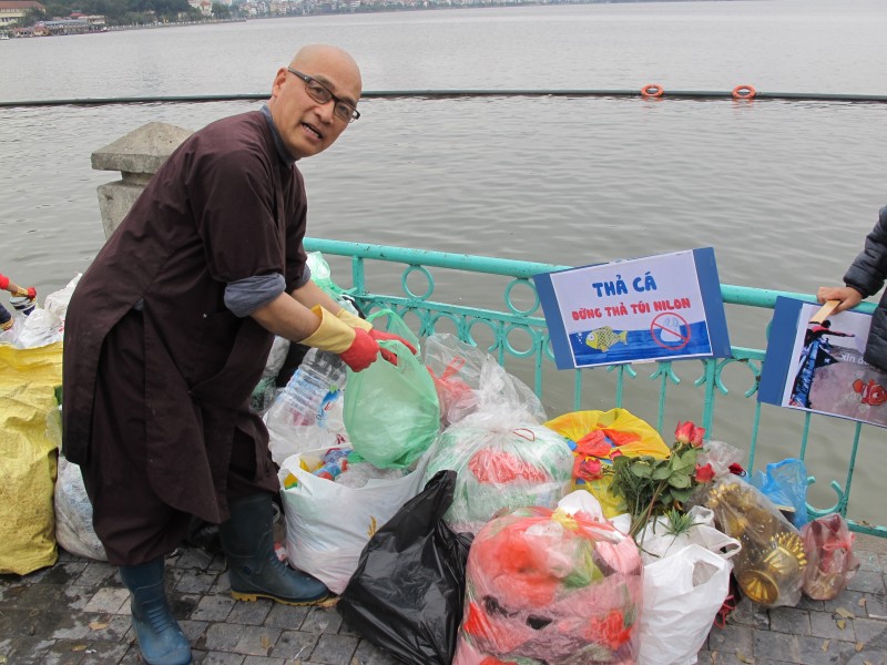 chuyen cua nhom ca chep va nha tu hanh trong ngay tien ong tao chau troi