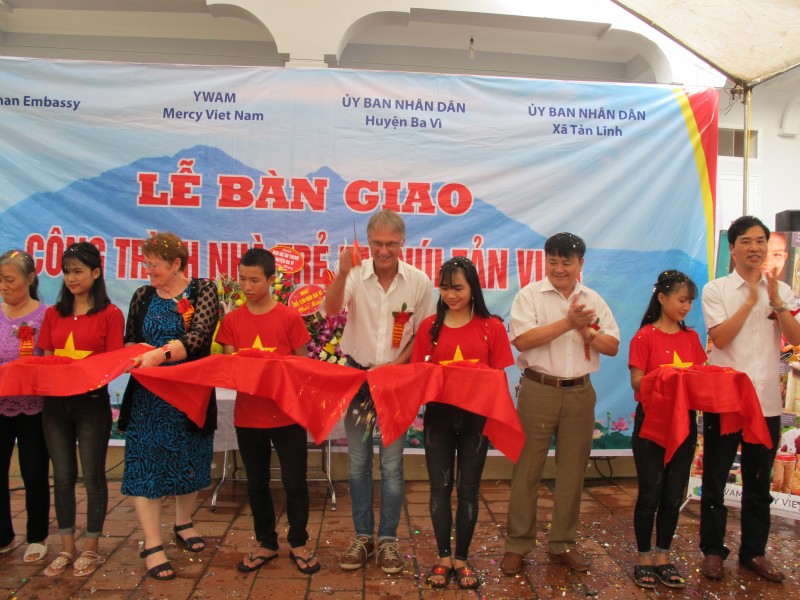 dai su quan duc ho tro nang cap nha tre em o huyen ba vi