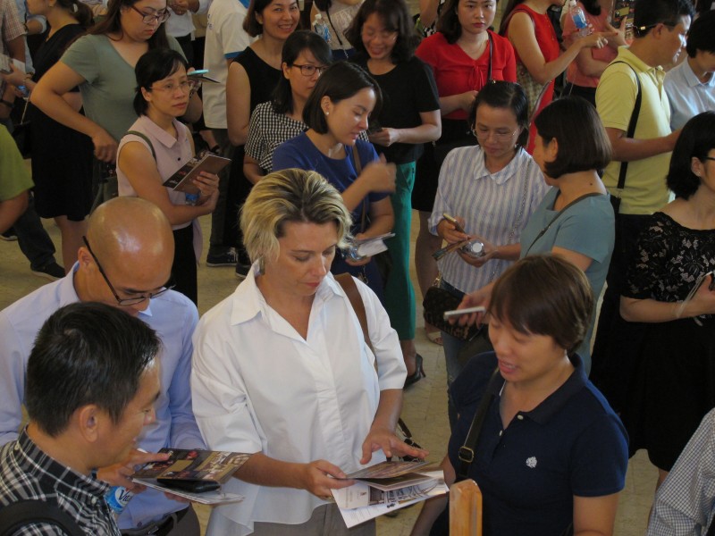 khai truong hoat dong tham quan nha hat lon ha noi