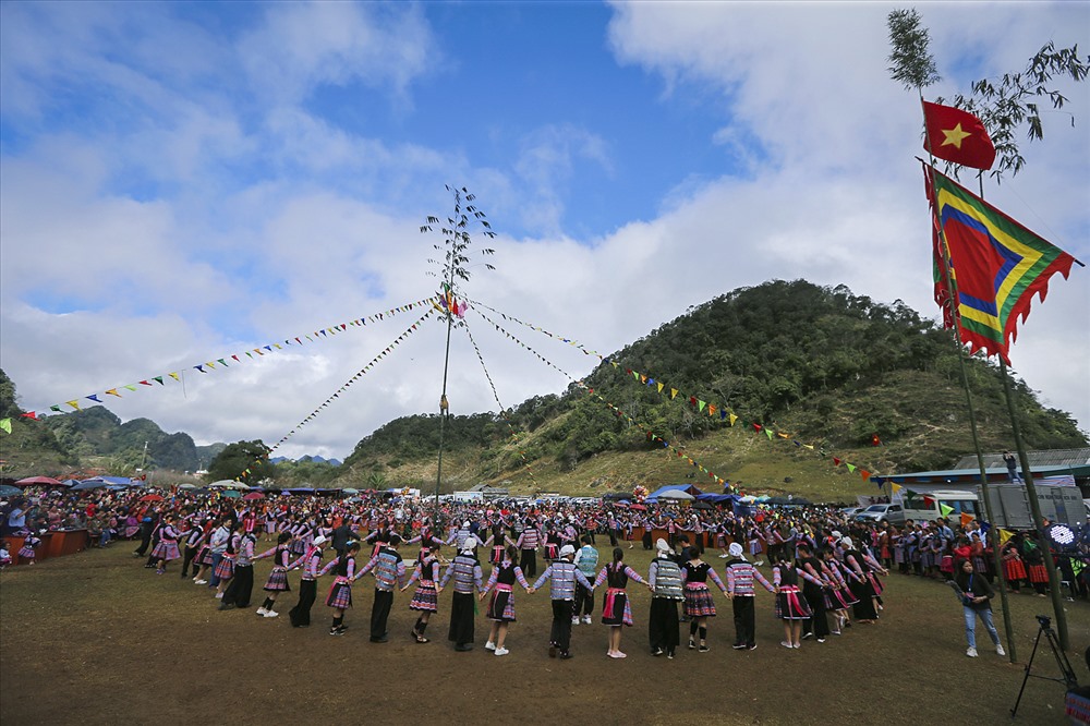 ve hoa binh xem le hoi gau tao cua dan toc mong