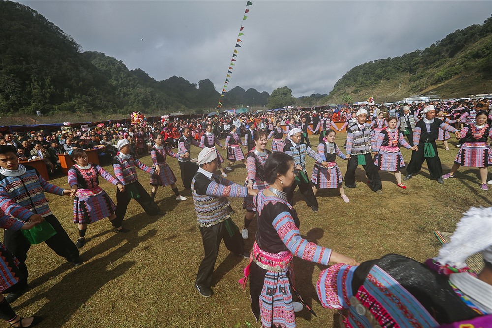 ve hoa binh xem le hoi gau tao cua dan toc mong