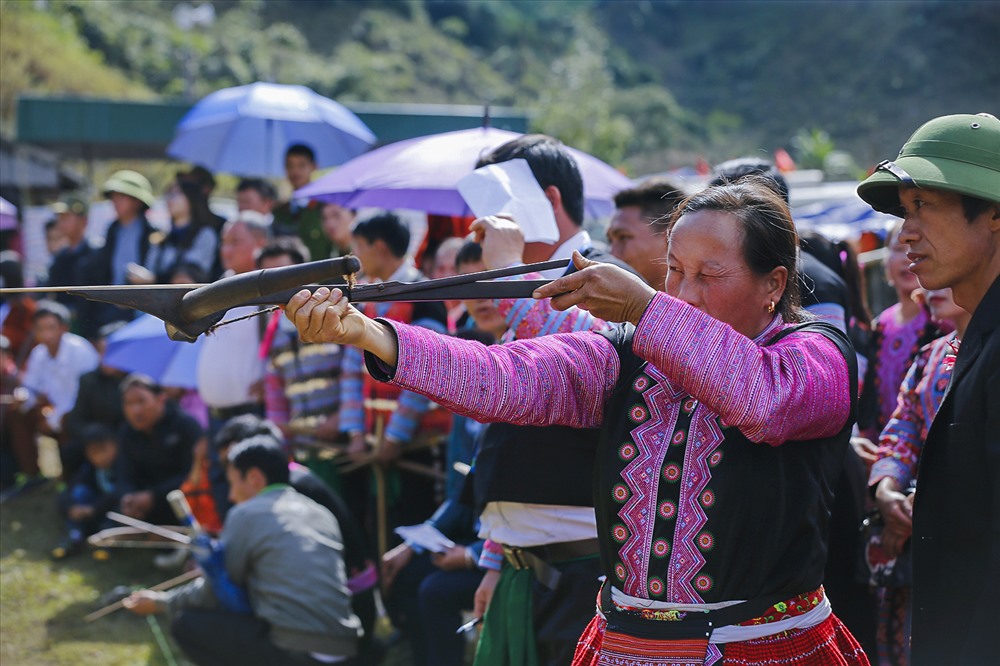 ve hoa binh xem le hoi gau tao cua dan toc mong