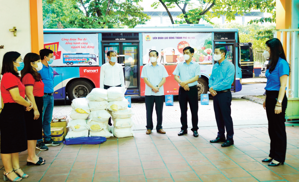 Lãnh đạo LĐLĐ Thành phố, quận Nam Từ Liêm chia sẻ, lắng nghe tâm tư và tặng “Túi An sinh Công đoàn” cho người game bài uy tín
 quận.