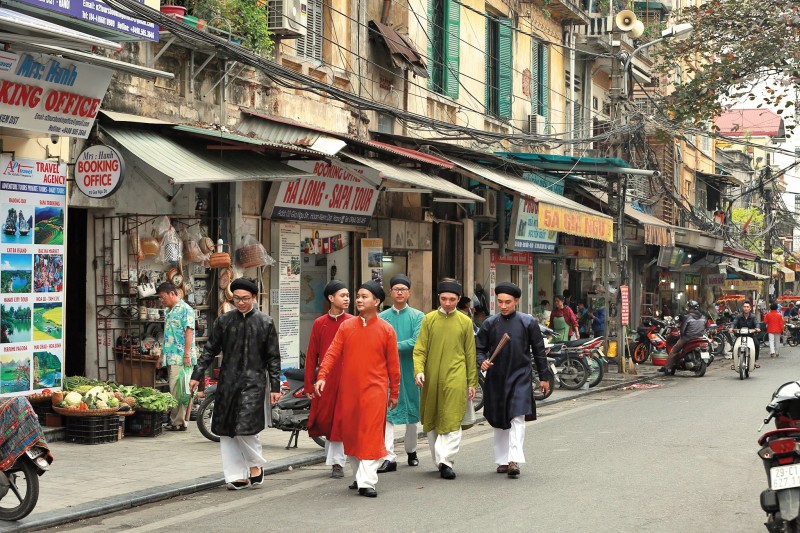 ao dai viet vuon ra bien lon