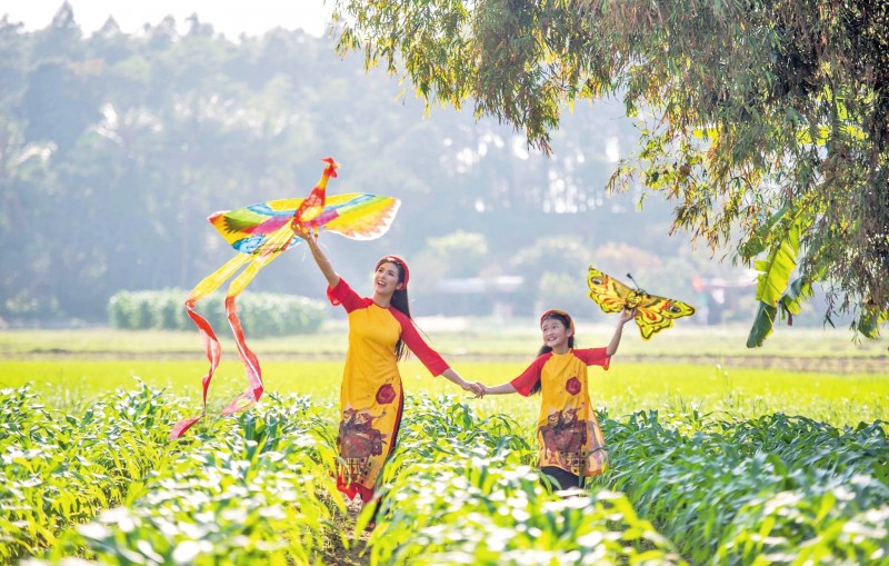 ao dai viet vuon ra bien lon