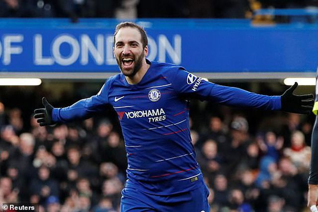 chelsea 5 0 huddersfield higuain khai hoa o ngoai hang anh