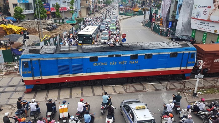 nhung ky nang ai cung can biet khi bang qua duong ray tau hoa