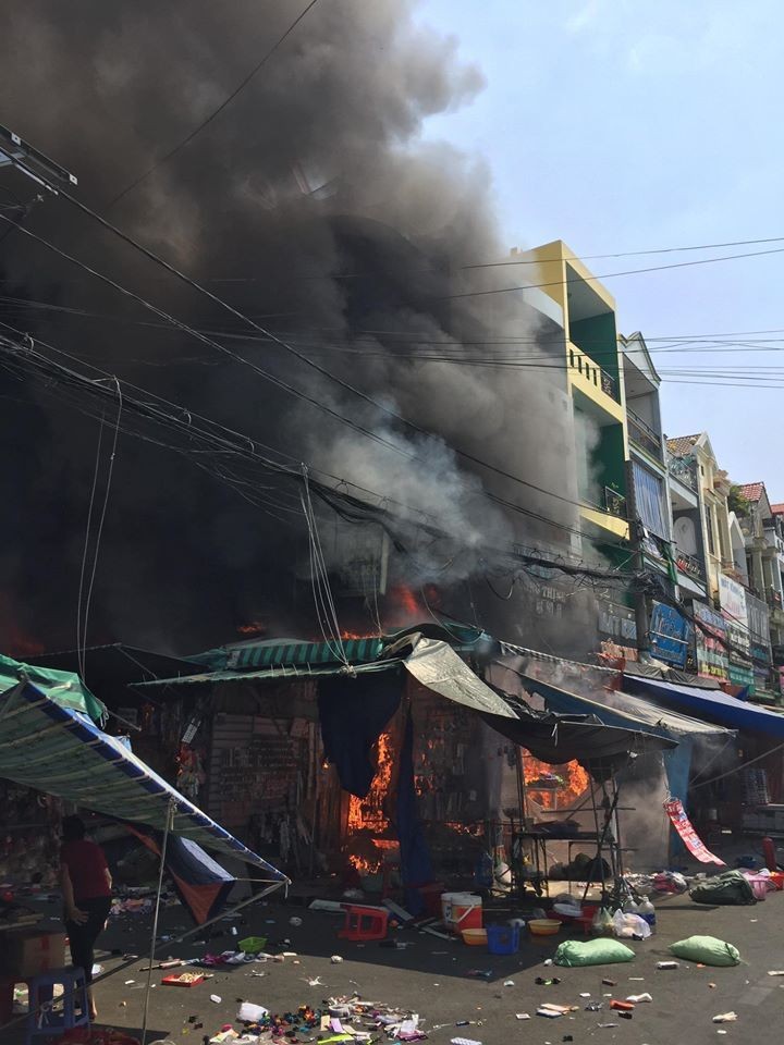 chay lon trong cho thoi trang sam uat bac nhat sai gon 6 nguoi mac ket