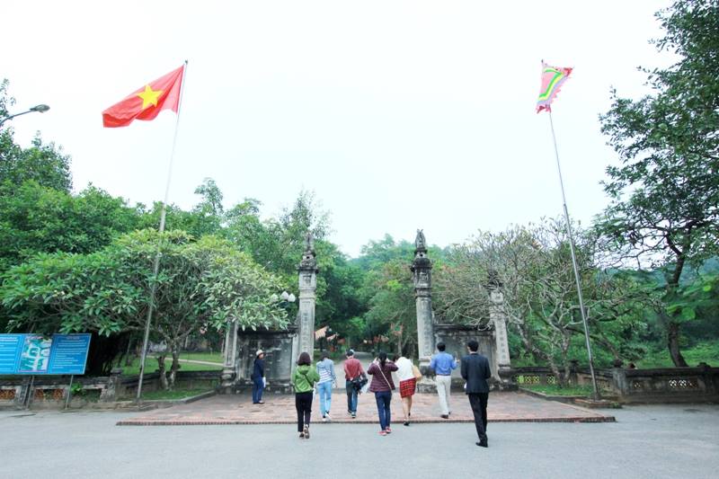 chon linh thieng duoi hang ngoi do phu reu tren nui ve linh