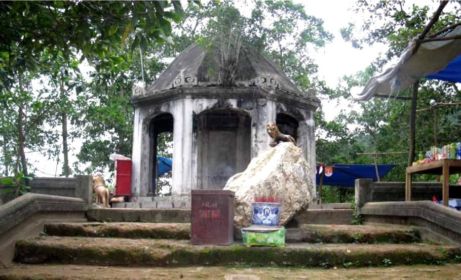 chon linh thieng duoi hang ngoi do phu reu tren nui ve linh