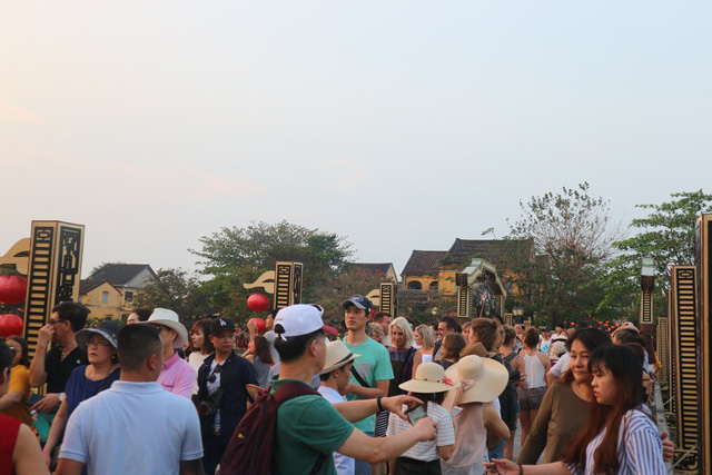 hoi an nguoi dan va du khach hao hung tha hoa dang trong dem nguyen tieu