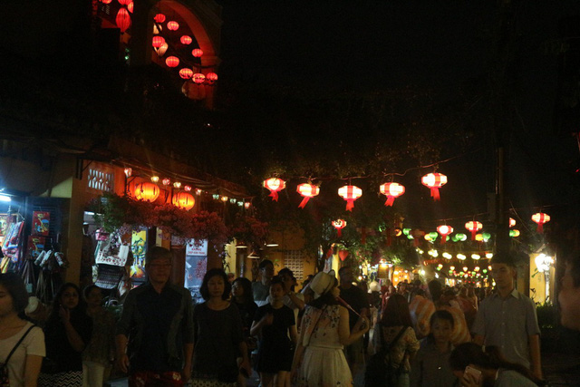 hoi an nguoi dan va du khach hao hung tha hoa dang trong dem nguyen tieu