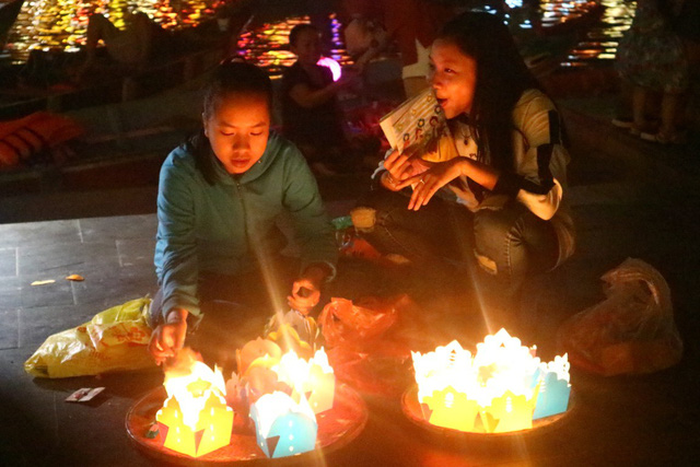 hoi an nguoi dan va du khach hao hung tha hoa dang trong dem nguyen tieu