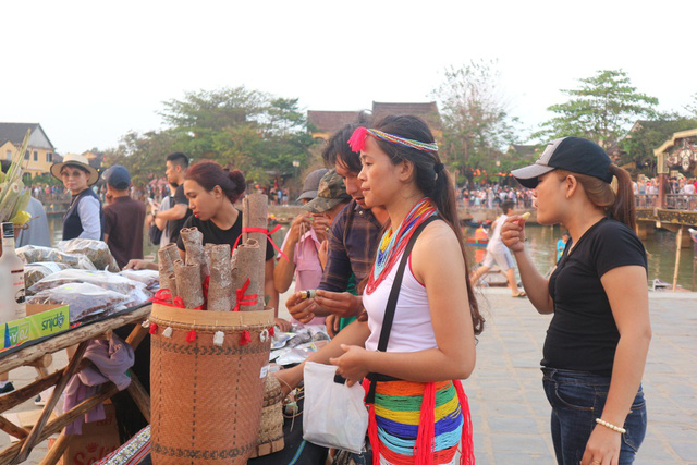 hoi an nguoi dan va du khach hao hung tha hoa dang trong dem nguyen tieu