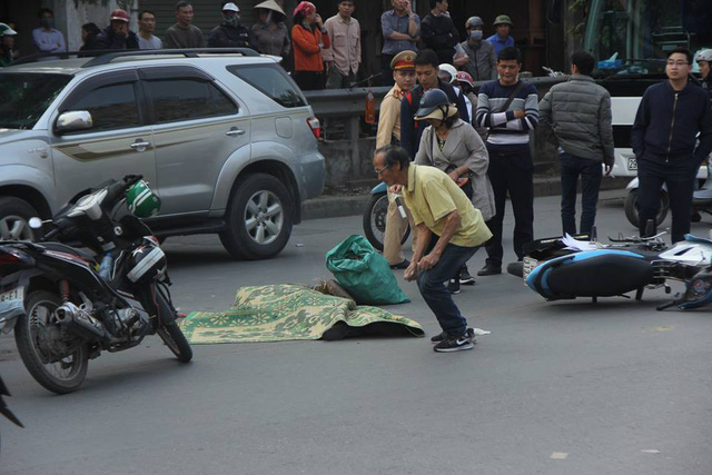 ha noi nguoi dan ong di xe may bi xe buyt can tu vong