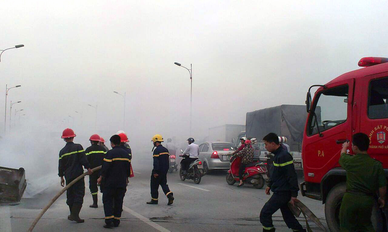 ha noi xe may chay tro khung tren cau vinh tuy