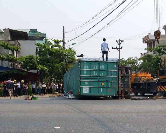 kinh hoang xe container de nat xe con 2 nguoi tu vong