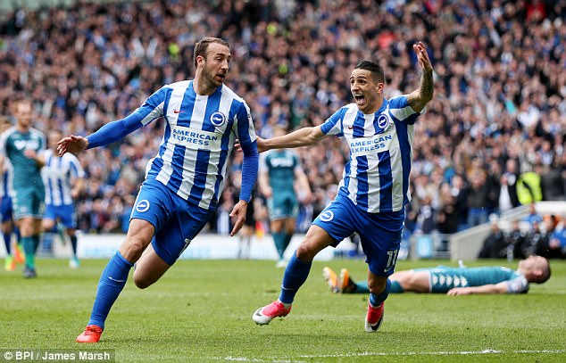 Brighton & Hove Albion là tân binh đầu tiên tại Ngoại hạng Anh mùa 2017/18