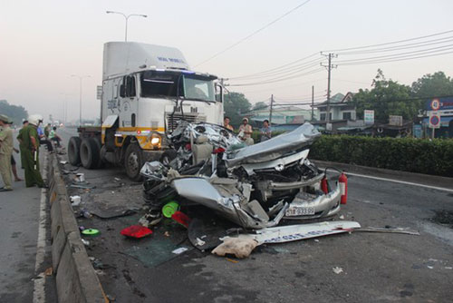 TP Hồ Chí Minh: Tai nạn kinh hoàng, 5 người chết