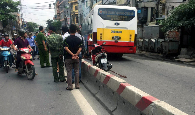 ha noi nguoi dan ong nga ra duong bi xe buyt can tu vong