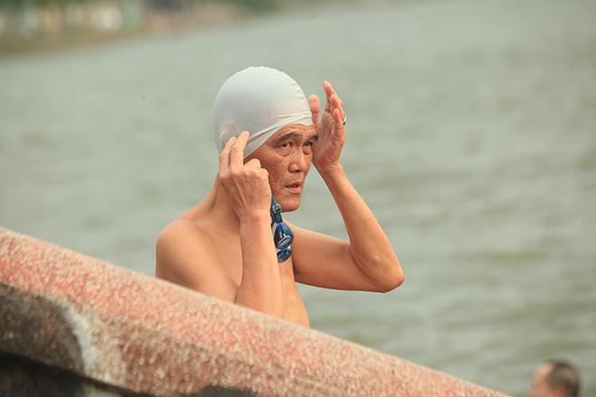 nang nong nguoi dan giai nhiet o be boi lon nhat ha noi