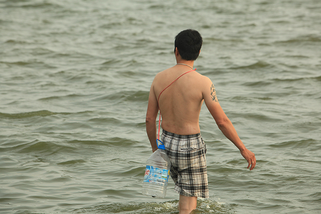 nang nong nguoi dan giai nhiet o be boi lon nhat ha noi