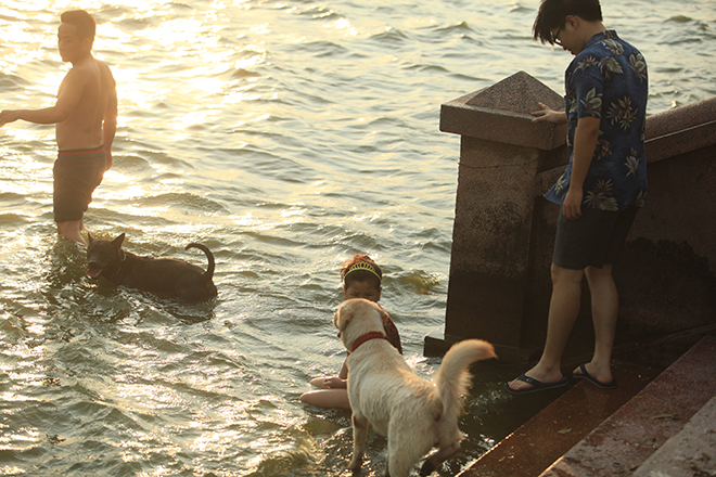 nang nong nguoi dan giai nhiet o be boi lon nhat ha noi