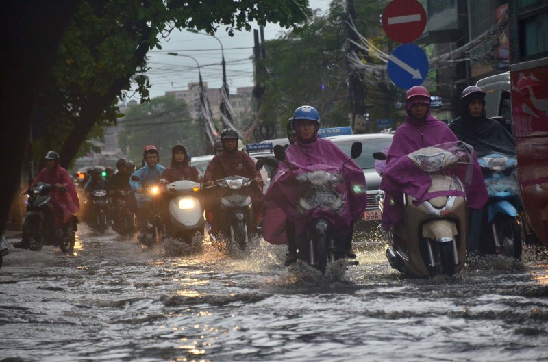 ha noi mua lon sau dot nang nong ky luc